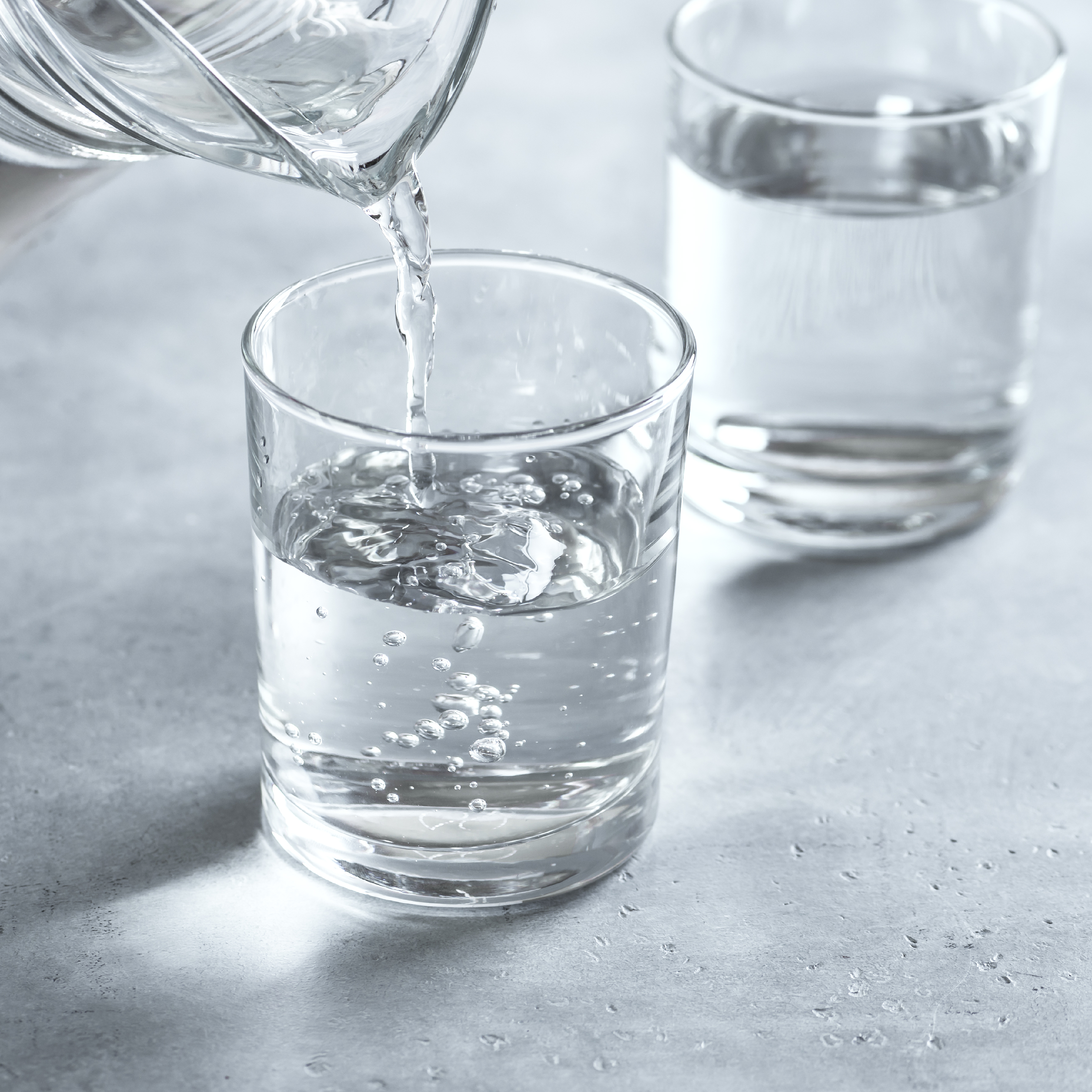 花瓣素材_水倒进玻璃杯_144988624.jpg