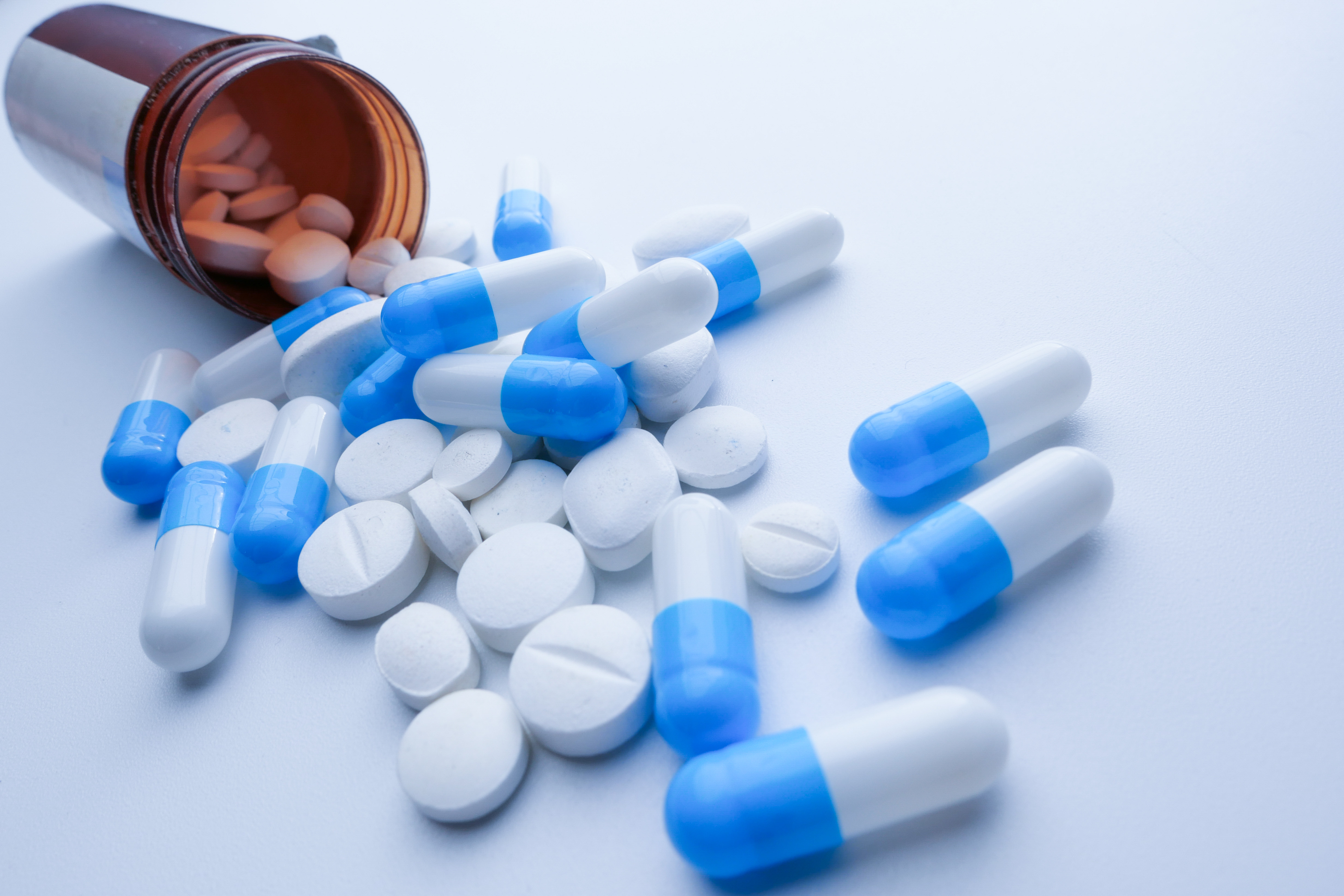 花瓣素材_药品和胶囊从容器溢出彩色背景_184858261 (2).jpg