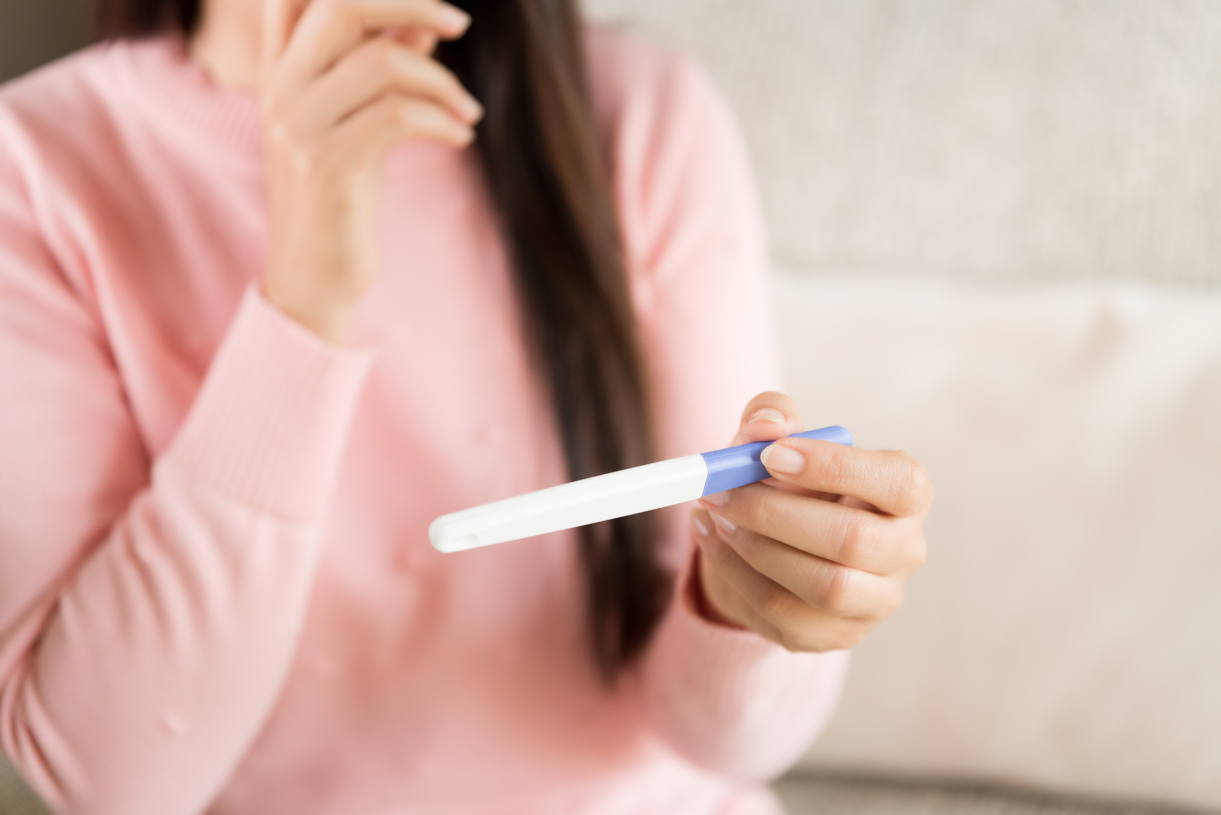 花瓣素材_怀孕测试呈阳性的女性，注意前景的两条条纹。_102232840.jpg