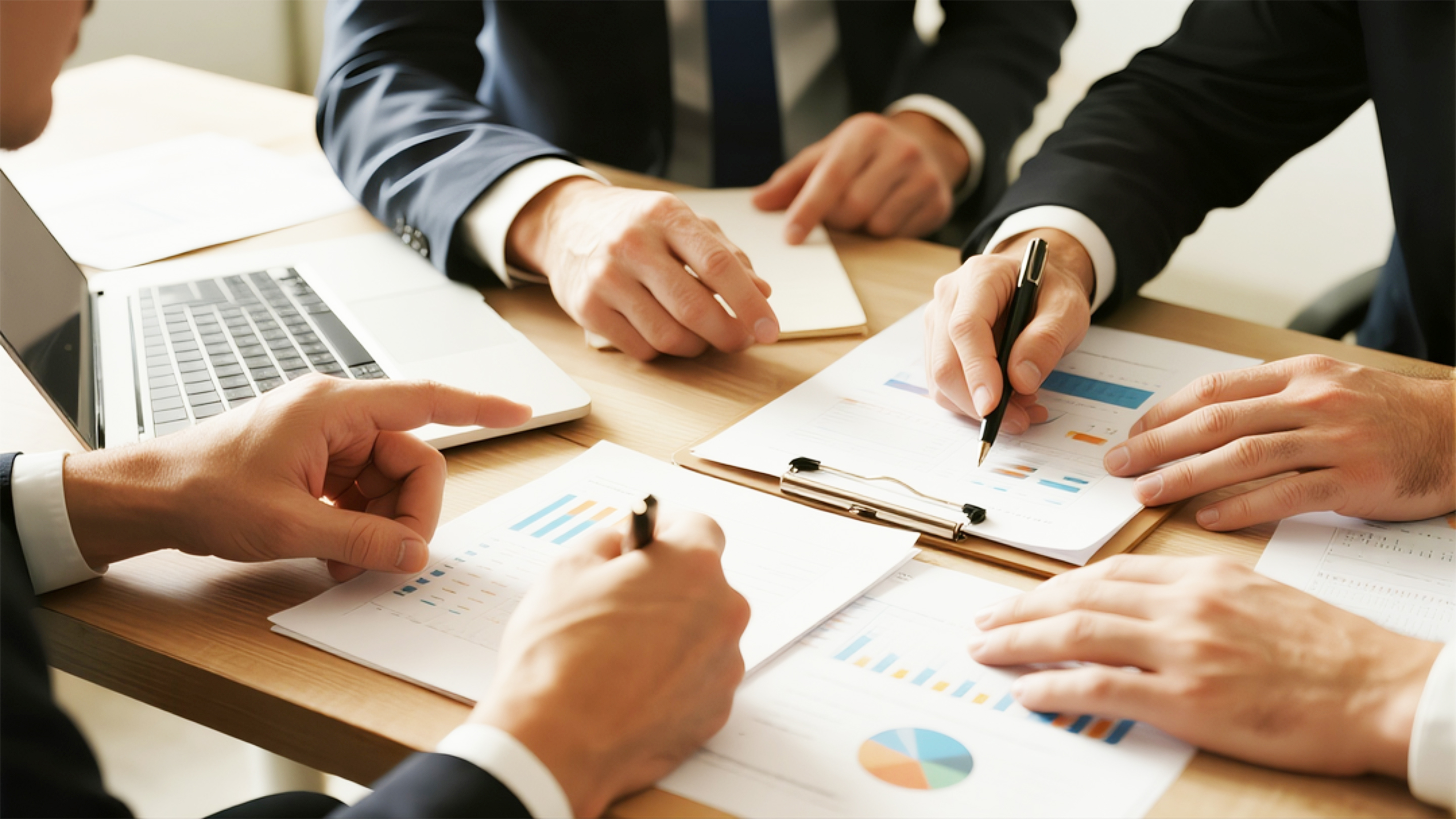 花瓣素材_人物系列写实感四个人开会手部拿笔写字特写图片_194688121 (1).png